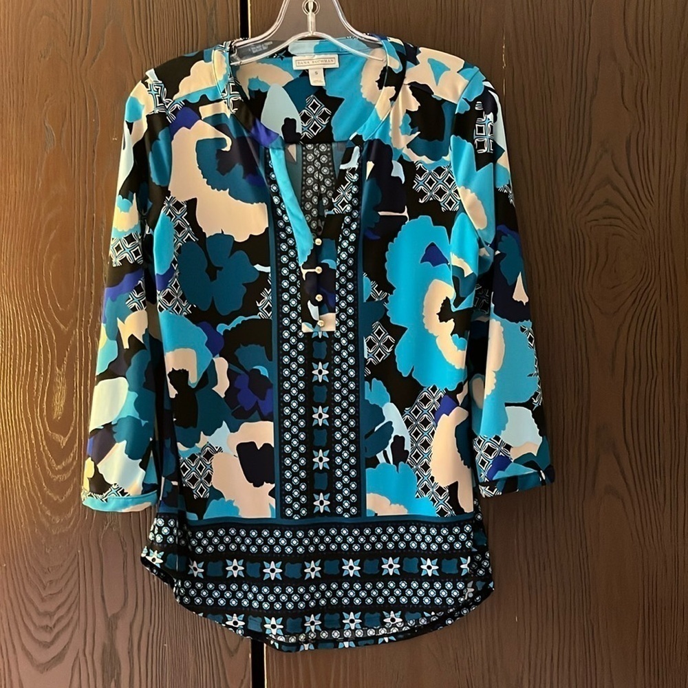 Dana Buchman 3/4 sleeved black, V necked top. Size Small